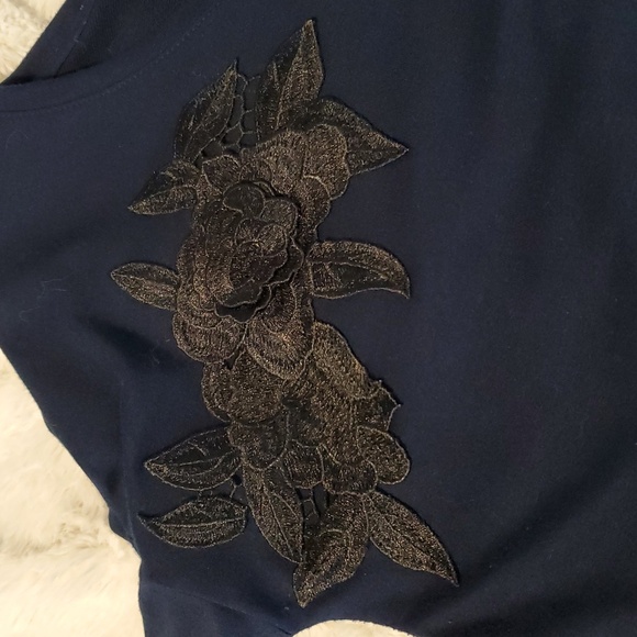 Lauren Conrad Dark Navy Ruffle Top Applique M - Picture 6 of 10